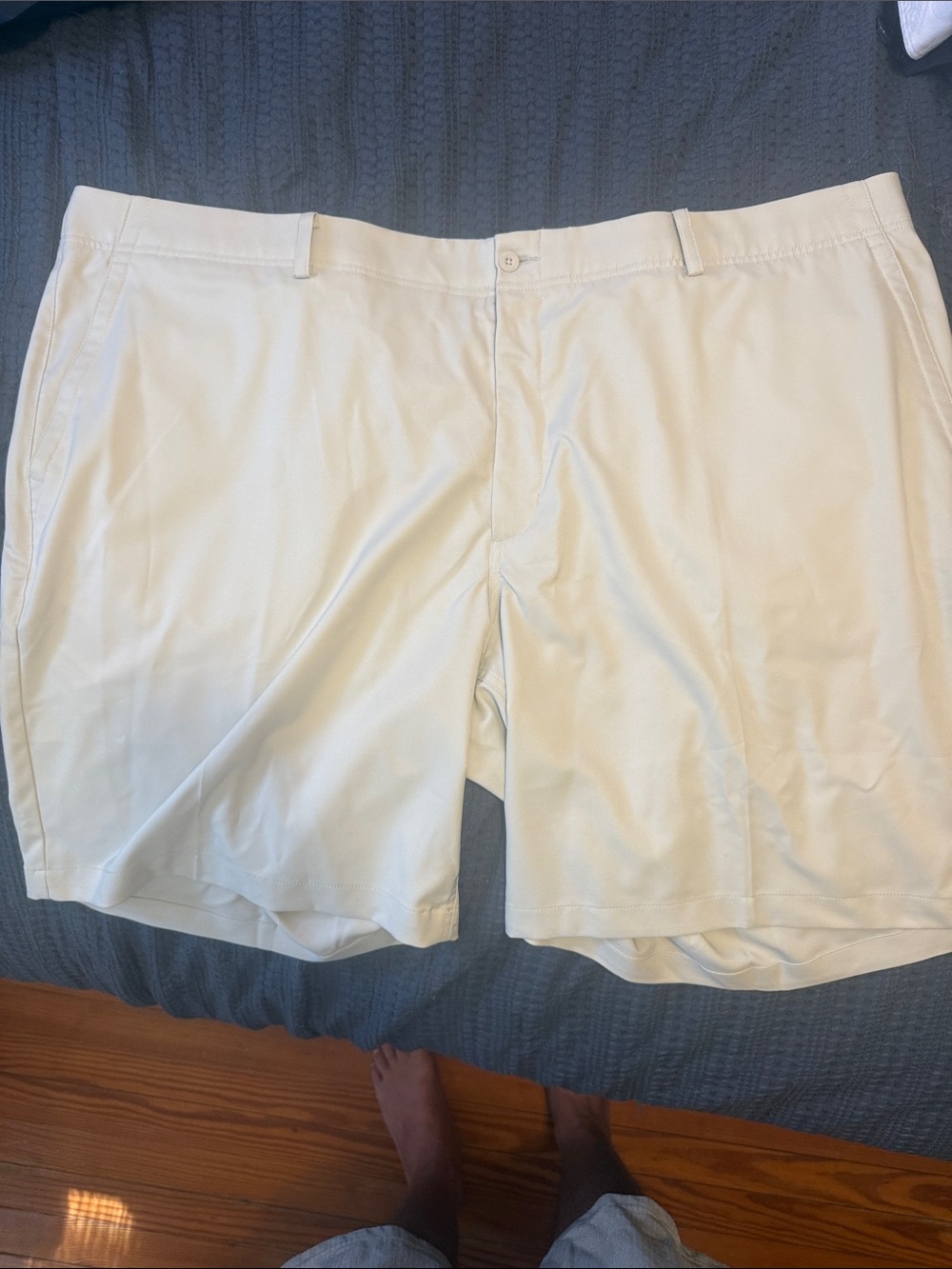 Nike Men’s Cream Flat-Front Golf Shorts